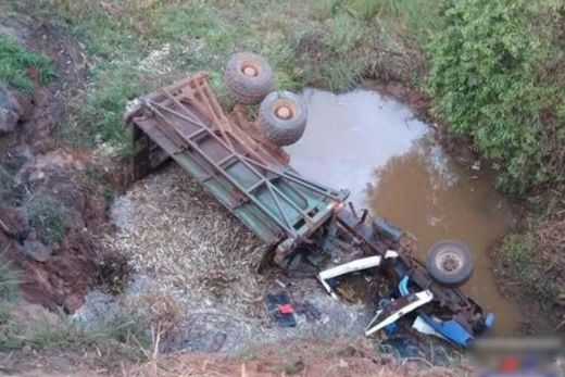 Caminhão cai de barranco e motorista morre