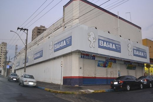 Assaltantes levam 80 celulares de loja
