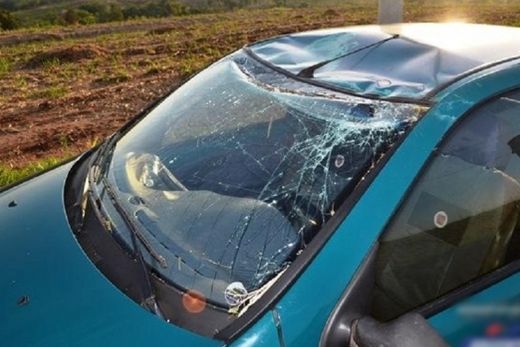 Carro capota na Clito Bastia