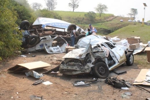 Caminhão passa por cima de carro e mata condutor