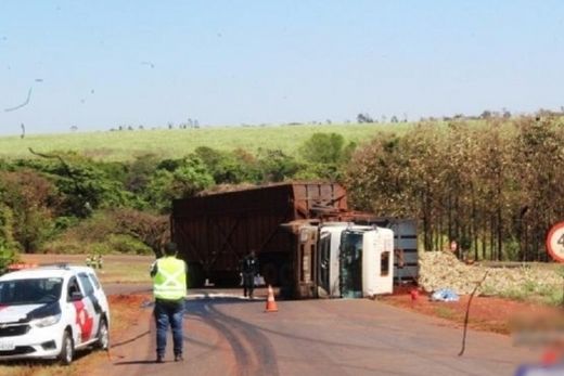 Caminhoneiro de 38 anos morre em tombamento