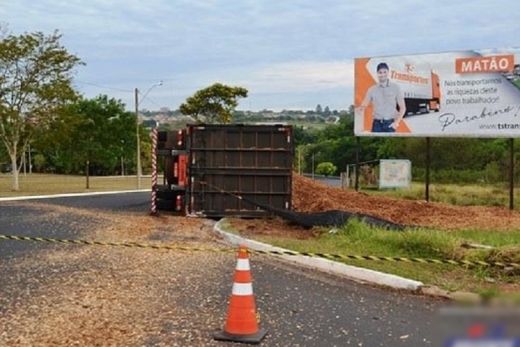 Caminhão tomba, motorista é preso e via fica interditada