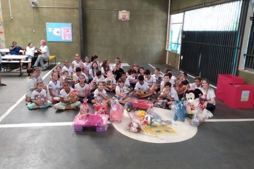 Predilecta Alimentos faz entrega de brinquedos