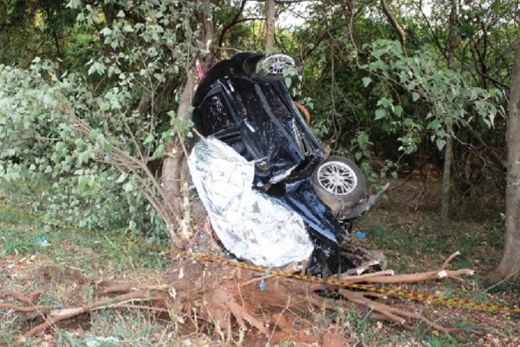 Carro desgovernado bate em árvore e mata condutor