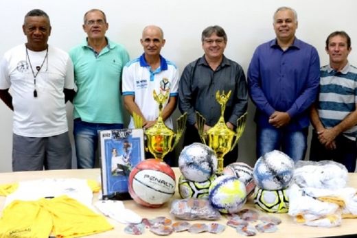 Associação Fantick recebe kits de material esportivo