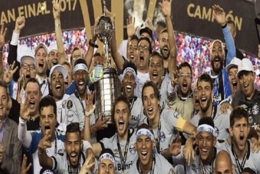 Jogadores do Grêmio comemoram a conquista da Libertadores em La Fortaleza