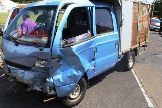 Colisão entre carro e pickup deixa radialista ferido