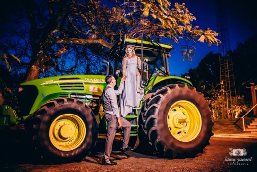 Noiva troca carro por trator e realiza sonho de marido