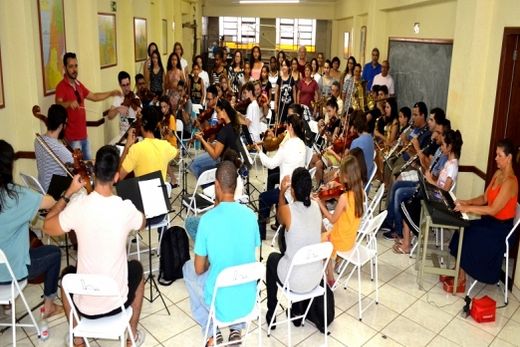 Danilo Gomez durante ensaio da Orquestra Jovem