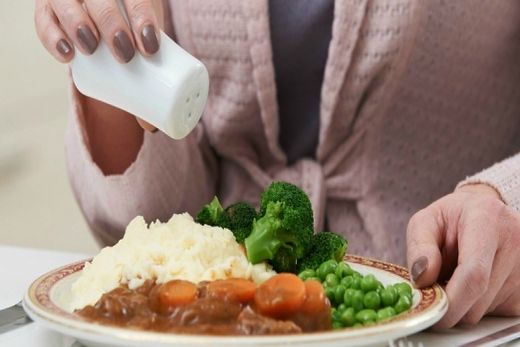 Riscos do excesso de sal na alimentação