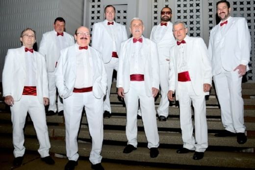 Os Milionários fazem Show Baile