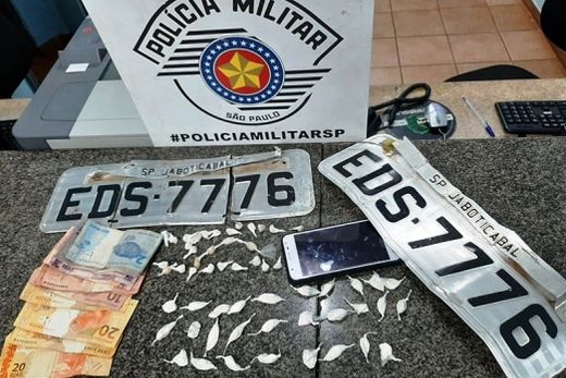 Traficante é preso com drogas e placas de carro roubado