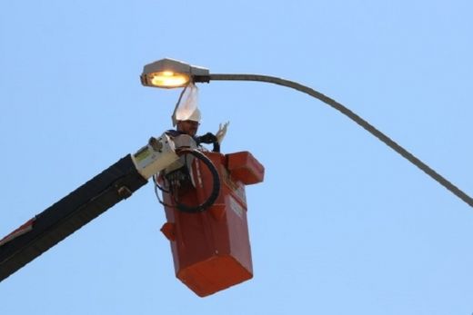 Serviço de iluminação pública é realizado
