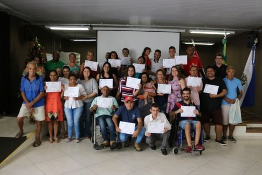 Alunos do Meu Emprego Inclusivo recebem certificados