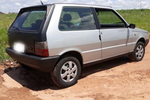 Polícia recupera carro roubado