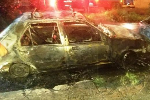Veículos pegaram fogo no Bairro Alto