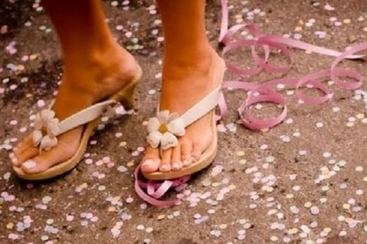 Veja as dicas para pular Carnaval sem prejudicar os pés