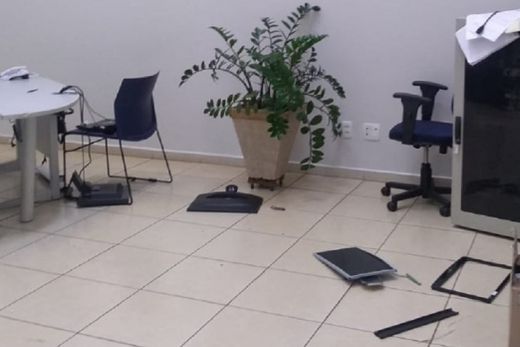 Homem quebra equipamentos em agência da CPFL em Araraquara