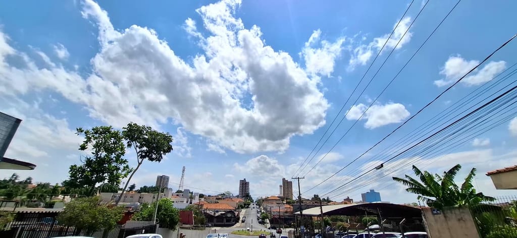 Nesta terça-feira, o dia será de sol com muitas nuvens e pancadas de chuva durante a tarde e a noite