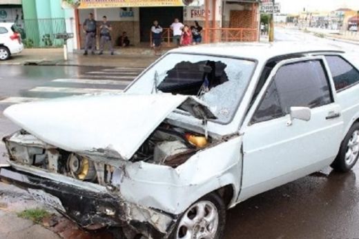 Colisão entre carro e caminhonete deixou duas mulheres feridas