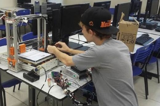 Alunos da Etec criam impressora 3D com material reciclado