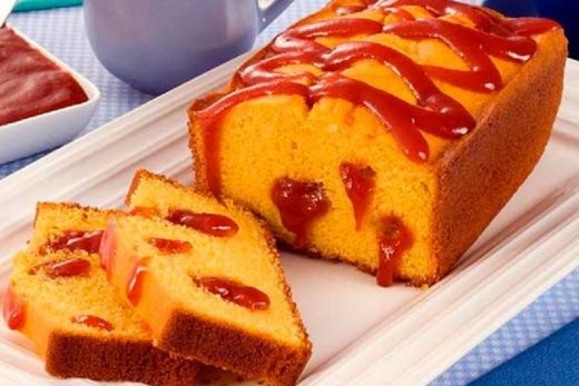 Bolo de fubá com goiabada