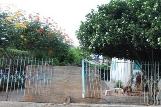 Carro invade residência no Bairro Alto