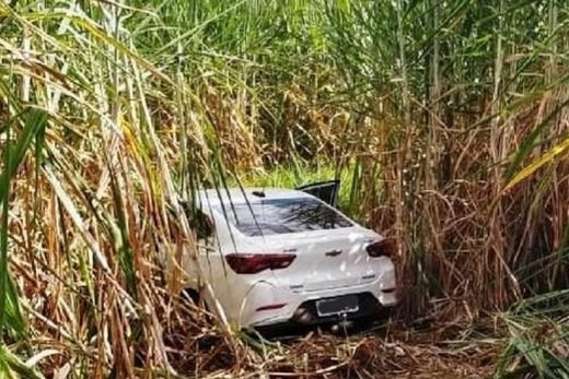 Veículo roubado é encontrado abandonado em fazenda