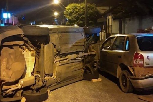Motorista perde controle da direção e colide em carro estacionado