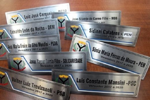Nove dos 11 vereadores trocaram de partido