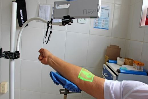 Laboratório adquire aparelho que enxerga as veias através da pele