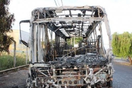 Fogo destrói ônibus de transporte rural na Vila Cardim