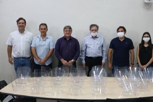 Uniara entrega máscaras de proteção para hospital