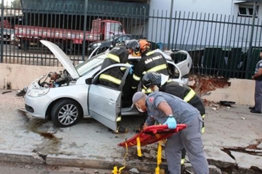 Carro bate contra poste e deixa duas pessoas feridas