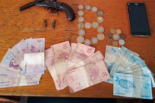 Polícia apreende arma e dinheiro com menor