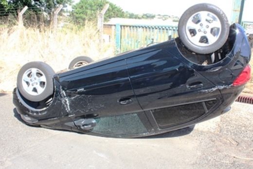 Carro capota e deixa duas vítimas com ferimentos leves