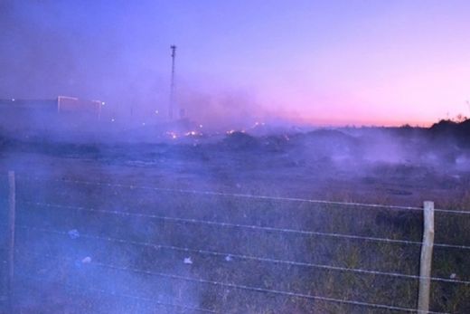 Fogo em área de descarte de lixo encobre a cidade de fumaça