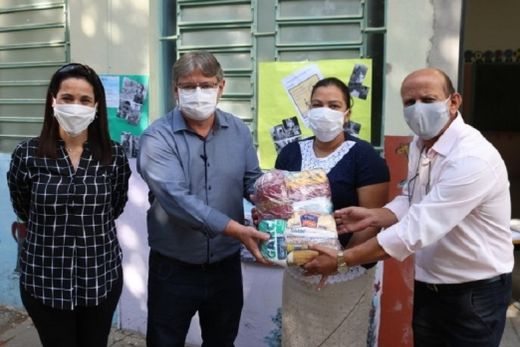Alunos da rede municipal recebem 9.980 kits de merenda