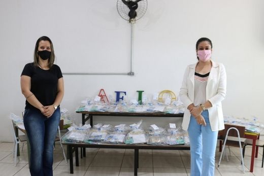 Alunos do Espaço Amigo recebem kit com material didático