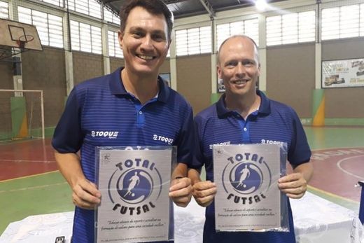 Total Futsal homenageia alunos com álbum de figurinhas especial