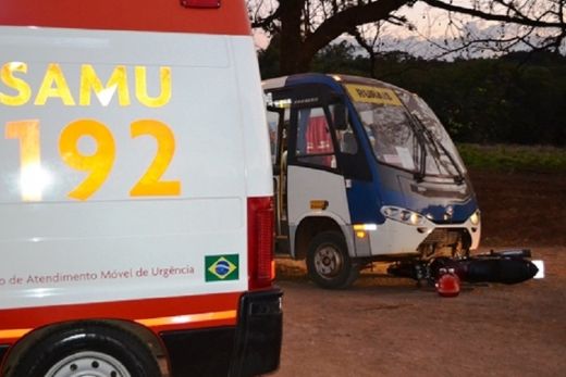 Colisão entre moto e ônibus deixa homem ferido