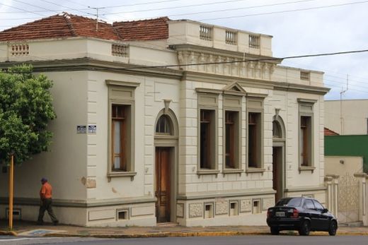 Oficinas culturais levam música para a praça central