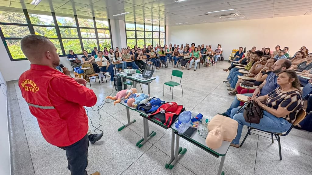 Profissionais receberam instruções sobre como reconhecer situações de risco e adotar os procedimentos adequados até a chegada das equipes de socorro