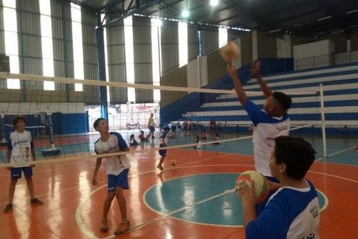 Alunos durante a aula do projeto Gibinha