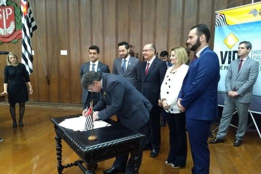 Prefeito assina parceria com governo estadual para segurança no trânsito