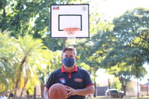 Tabelas de basquete são instaladas em praças