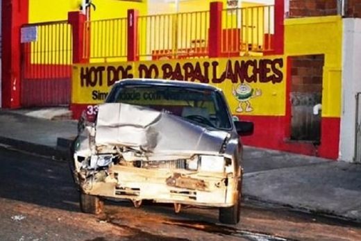 Colisão entre carros deixa mulher ferida na Rua José Bonifácio