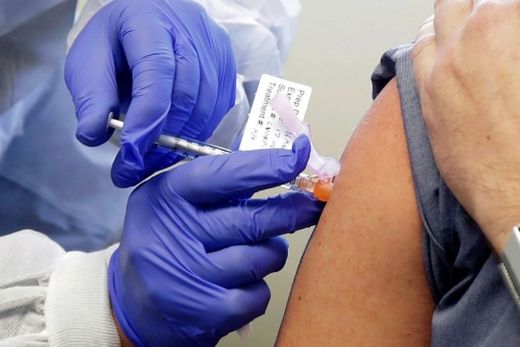 Voluntários começam a receber 1ª dose da vacina contra Covid-19