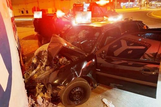 Carro  colide contra o muro da Sorema