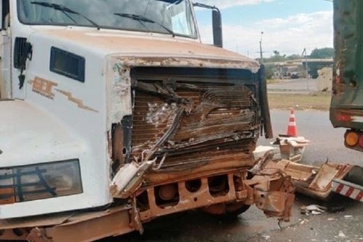 Colisão entre caminhões provocou congestionamento na Vila Maria